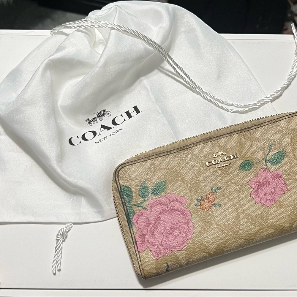Coach flower 🌸 🌺 spacious wallet in excellent condition!